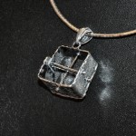 СРЕБЪРЕН МЕДАЛЬОН С АСИМЕТРИЧНА ФОРМА